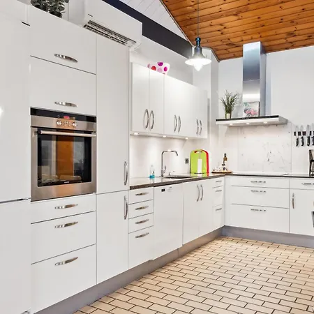 Spacious And Inviting Pool House With Spa, Sauna, Rooftop Terrace And For The Whole Family Just 300 Metres From The Water And Close To *