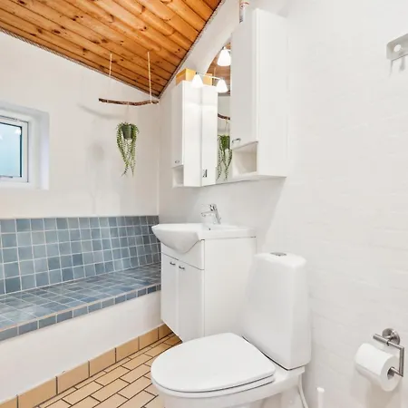 別荘 Spacious And Inviting Pool House With Spa, Sauna, Rooftop Terrace And For The Whole Family Just 300 Metres From The Water And Close To エーベルトフト