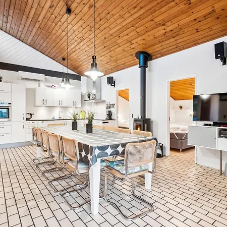 Spacious And Inviting Pool House With Spa, Sauna, Rooftop Terrace And For The Whole Family Just 300 Metres From The Water And Close To Ebeltoft