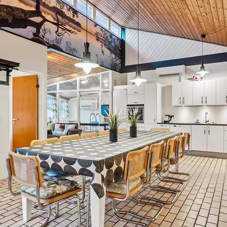 Сasa de vacaciones Spacious And Inviting Pool House With Spa, Sauna, Rooftop Terrace And For The Whole Family Just 300 Metres From The Water And Close To