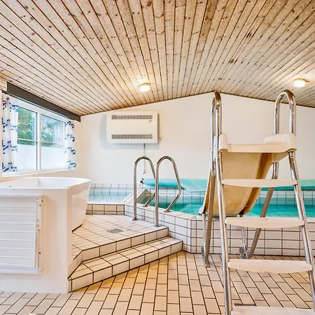 Spacious And Inviting Pool House With Spa, Sauna, Rooftop Terrace And For The Whole Family Just 300 Metres From The Water And Close To Holiday home *
