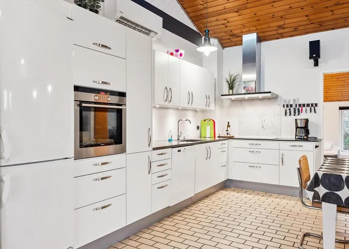 Spacious And Inviting Pool House With Spa, Sauna, Rooftop Terrace And For The Whole Family Just 300 Metres From The Water And Close To *