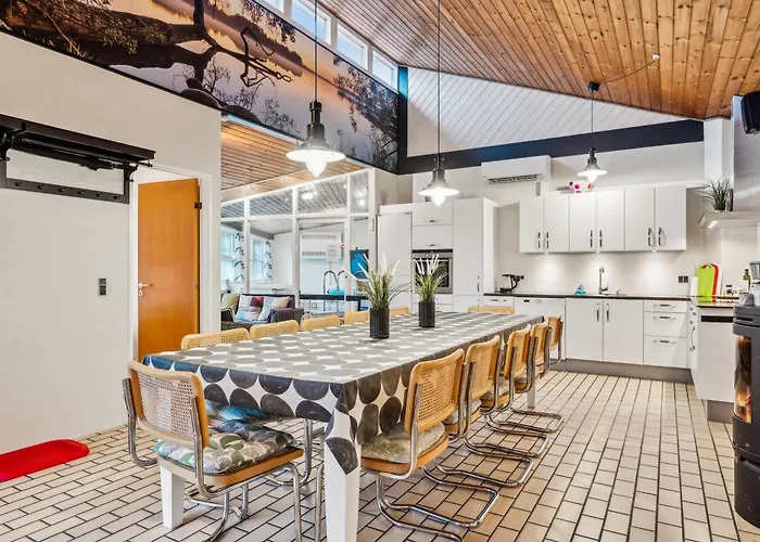 Сasa de vacaciones Spacious And Inviting Pool House With Spa, Sauna, Rooftop Terrace And For The Whole Family Just 300 Metres From The Water And Close To