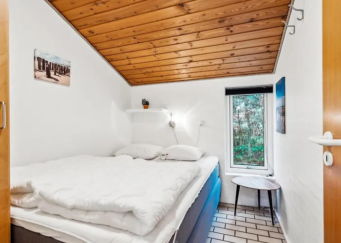 Spacious And Inviting Pool House With Spa, Sauna, Rooftop Terrace And For The Whole Family Just 300 Metres From The Water And Close To